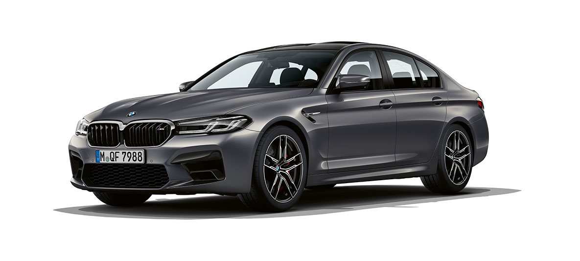 BMW M5 F90 LCI 2020 вид на три чверті спереду BMW M5 F90 LCI 2020 кольору Brands Hatch Grey Metallic вид на три чверті спереду