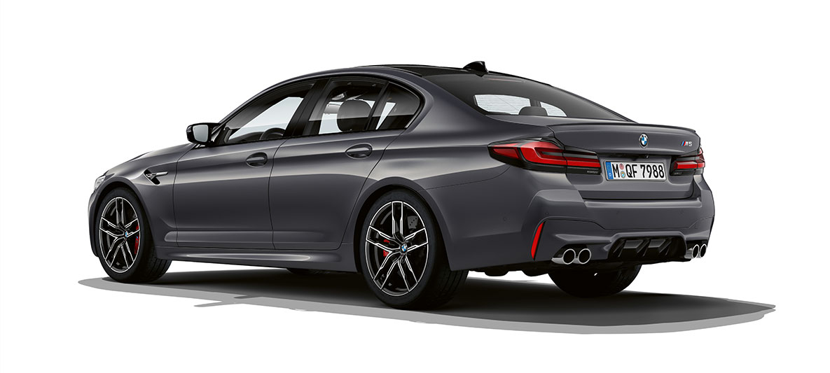 BMW M5 F90 LCI 2020 вид на три чверті ззаду BMW F90 LCI 2020 кольору Brands Hatch Grey Metallic вид на три чверті збоку