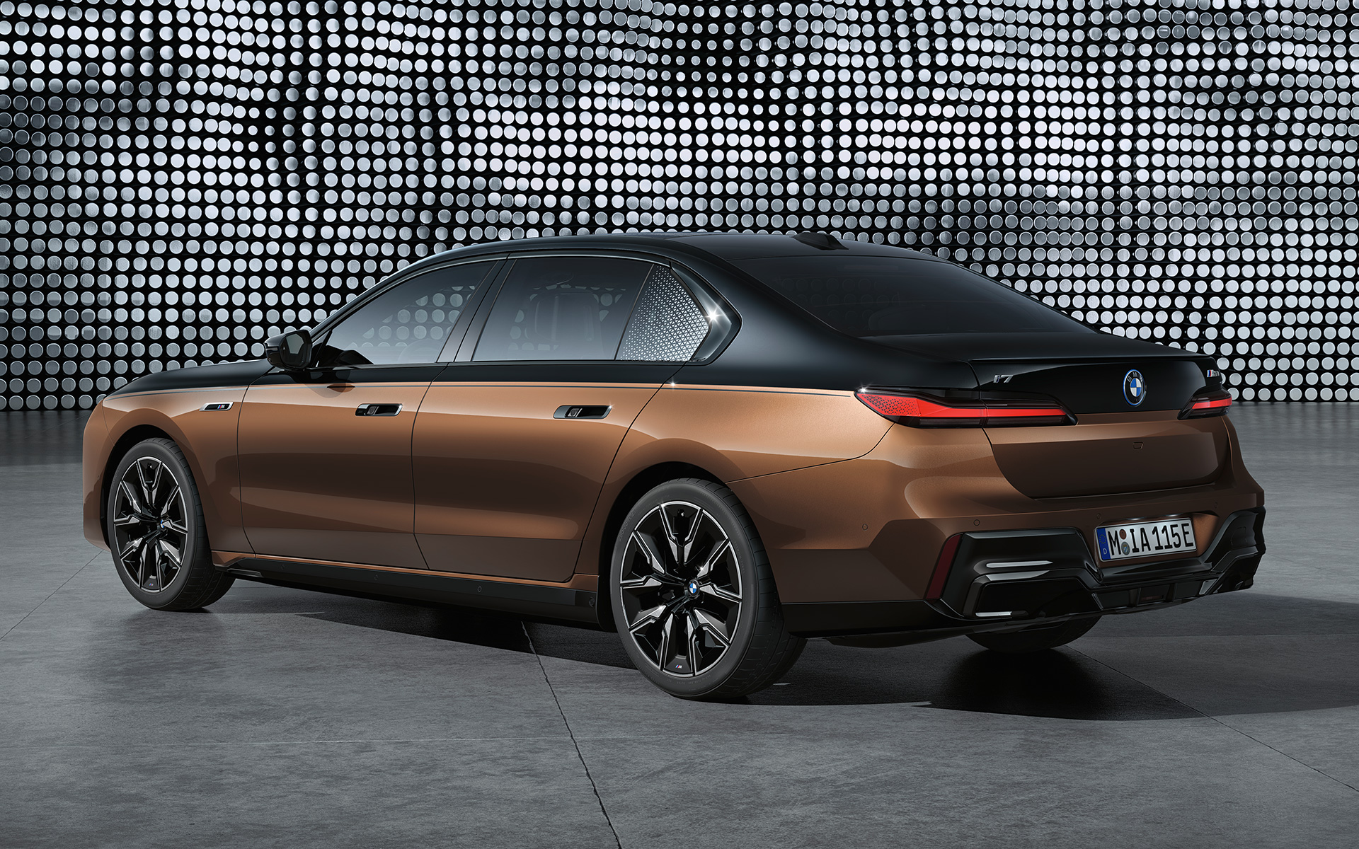 BMW i7 M70 xDrive Седан G70, Екстер’єр двоколірне лакофарбове покриття, вид збоку