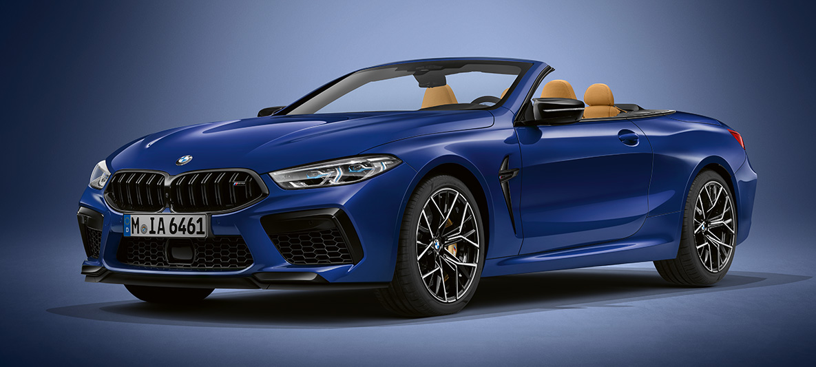 BMW Individual M8 Кабріолет в BMW Individual Tanzanite Blue металік. BMW Individual M8 Кабріолет в BMW Individual Tanzanite Blue металік, вид спереду з поворотом в три чверті.