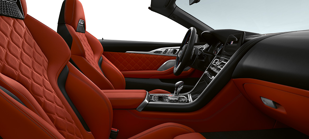Натуральна дрібнозерниста шкіра 'Merino' | Sakhir Orange і обробка BMW Individual Piano Finish Black. BMW M8 Competition Кабріолет, салон з натуральної дрібнозернистої шкіри 'Merino' | Sakhir Orange і обробка BMW Individual Piano Finish Black.