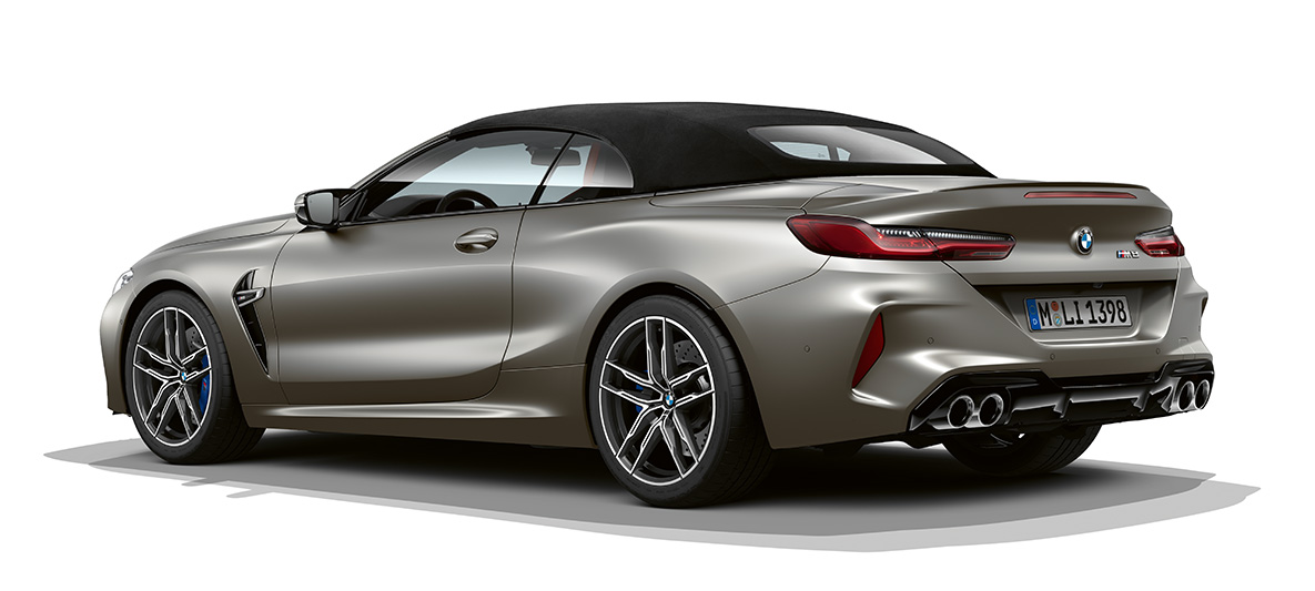 BMW M8 Кабріолет, вид збоку з поворотом в три чверті з задньої частини. BMW M8 Кабріолет, вид збоку з поворотом в три чверті з задньої частини.