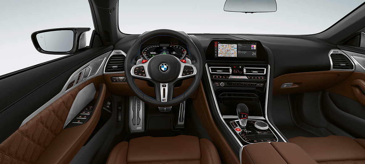 BMW M8 Convertible, cockpit. BMW M8 Кабріолет, кабіна з шкіряним рульовим колесом M з кнопками M1/M2 червоного кольору.