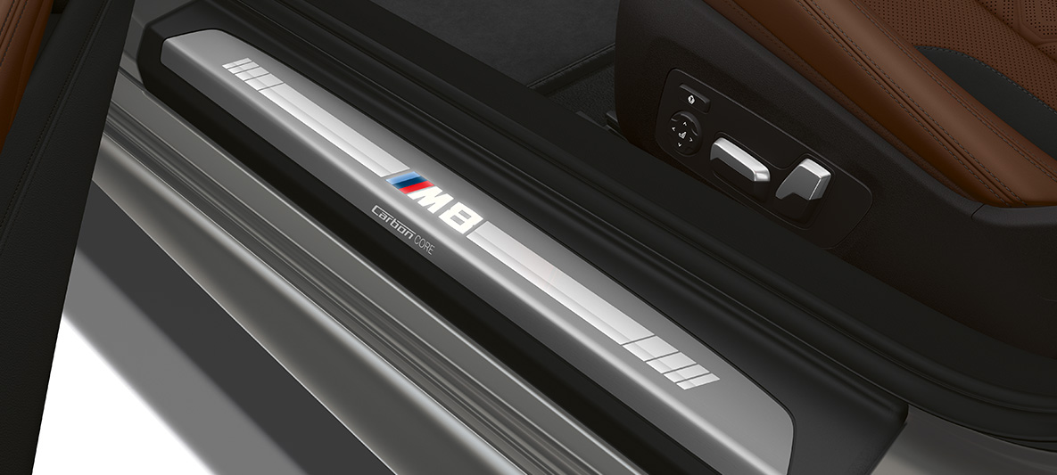 Дверні пороги з позначенням M8. Дверні пороги BMW M8 Кабріолет з позначенням M8.
