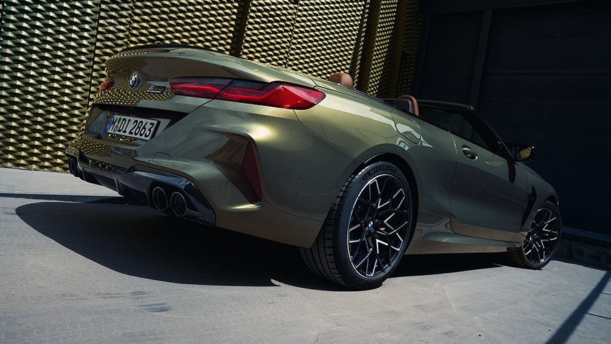 BMW M8 Competition Cabrio F91 LCI Facelift 2022 кольору BMW Individual Brass metallic, вид ззаду знизу