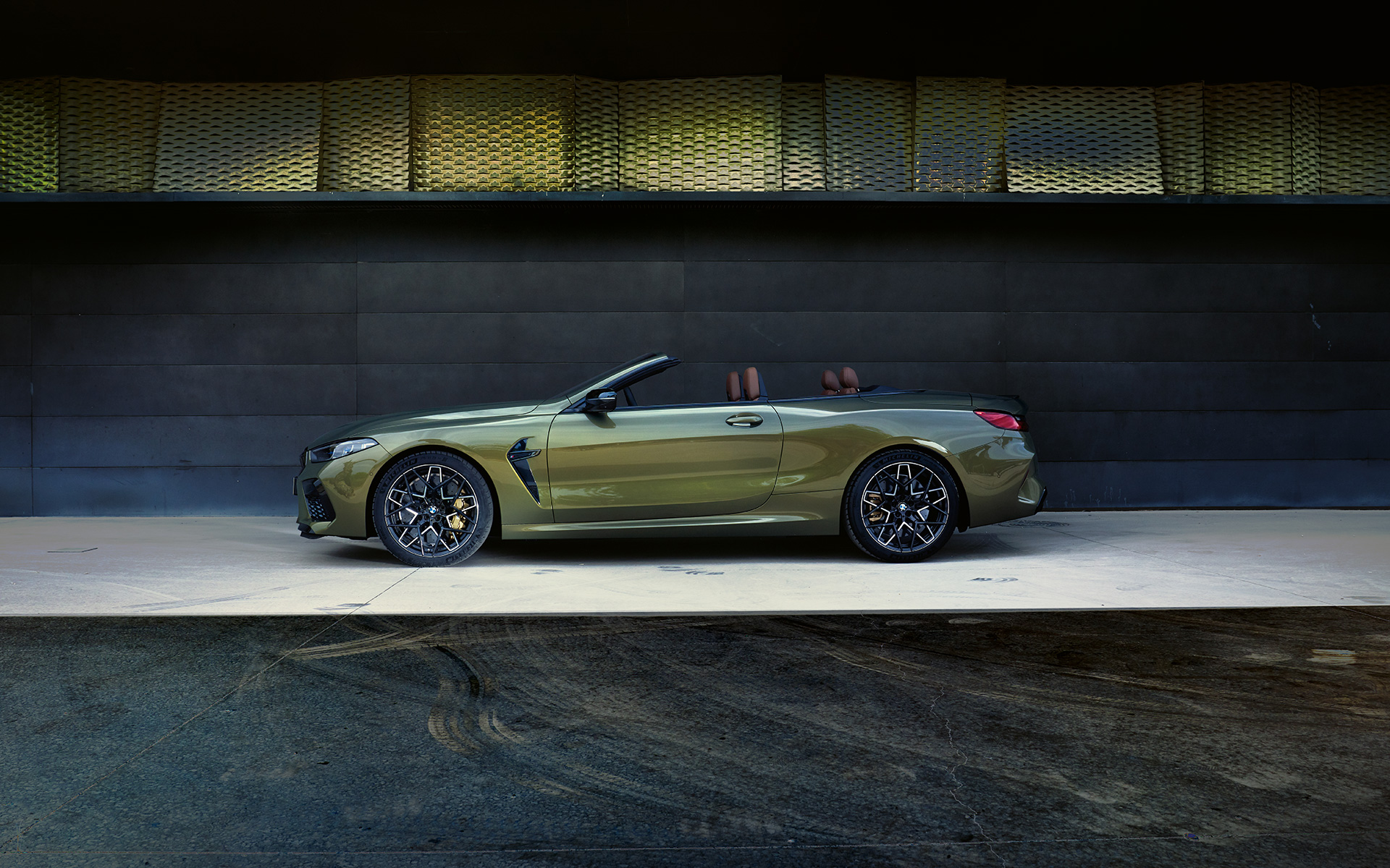 Вид збоку на сцені BMW M8 Competition Кабріолет F91 Facelift 2022 BMW M8 Competition Cabrio F91 LCI Facelift 2022 кольору BMW Individual Brass metallic, вид збоку