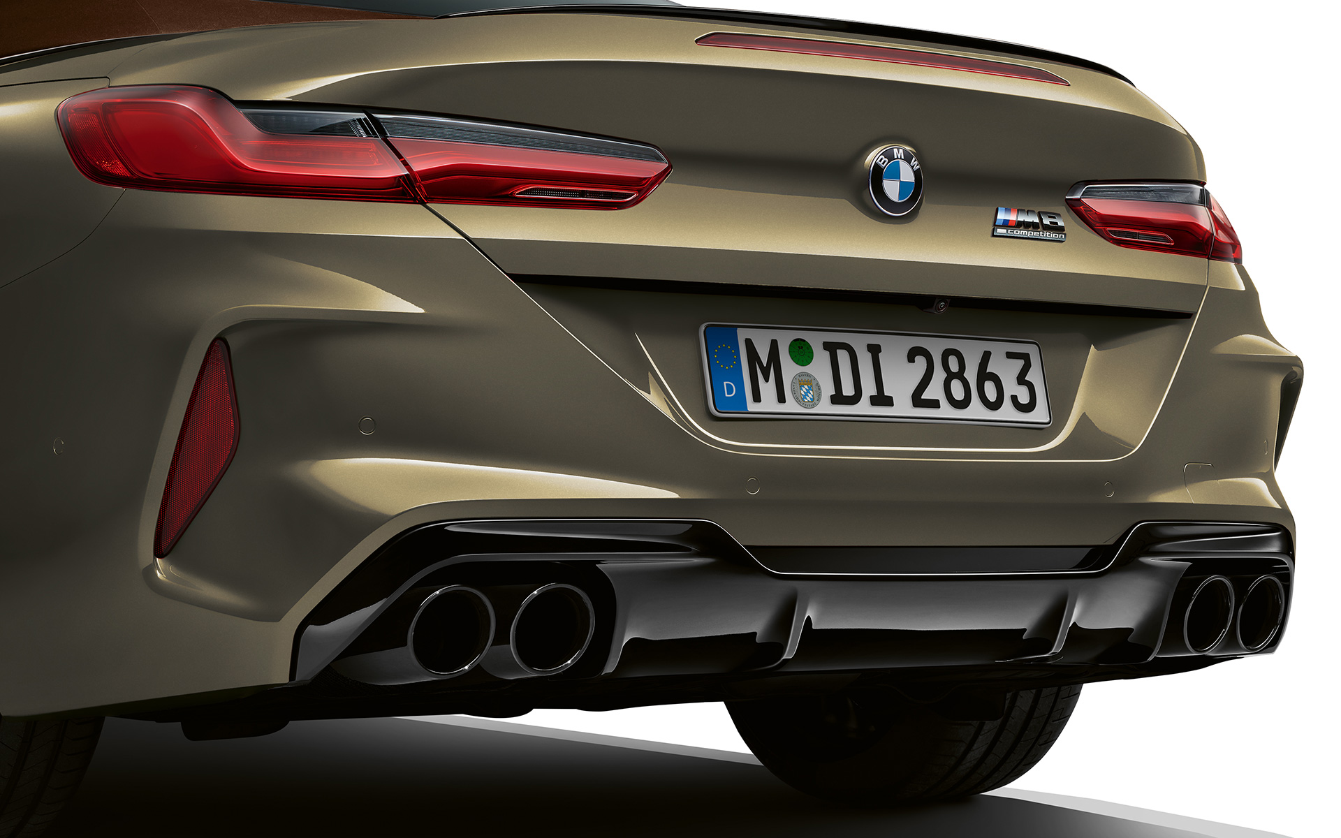 Вид ззаду BMW M8 Competition Cabrio F91 LCI Facelift 2022 BMW M8 Competition Cabrio F91 LCI Facelift 2022 кольору BMW Individual Brass metallic, вид ззаду зблизька
