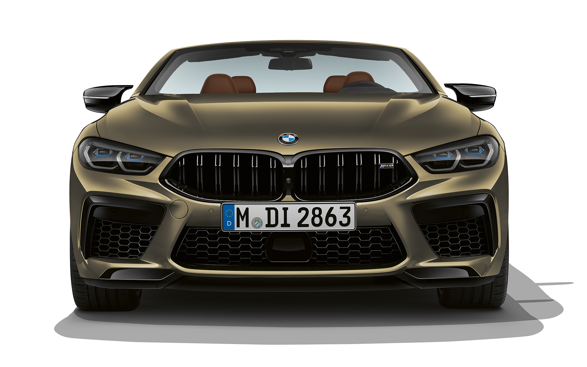Передня частина BMW M8 Competition Cabrio F91 LCI Facelift 2022 BMW M8 Competition Cabrio F91 LCI Facelift 2022 кольору BMW Individual Brass metallic, вид спереду