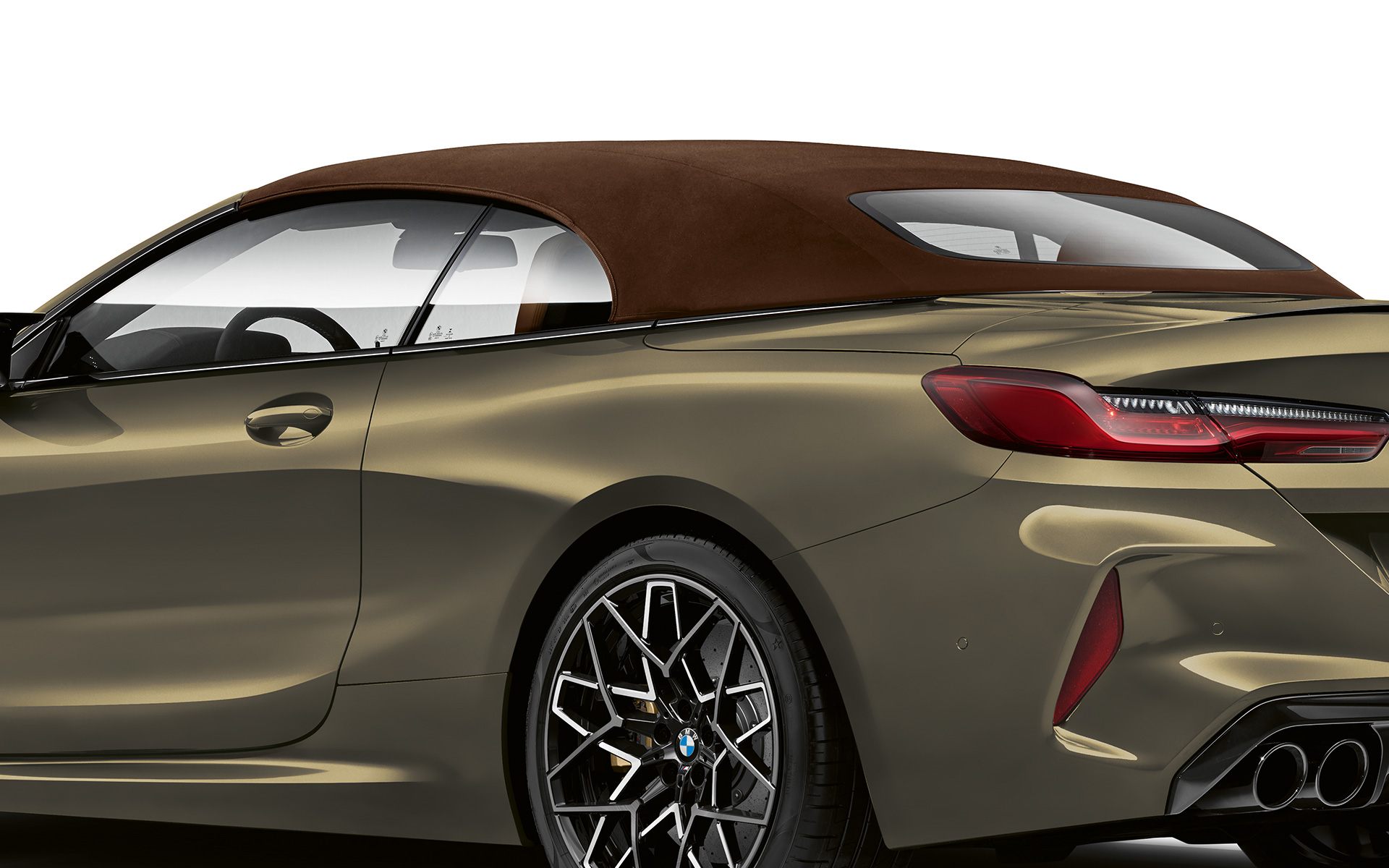 Вид ззаду на три чверті BMW M8 Competition Cabrio F91 LCI Facelift 2022 BMW M8 Competition Cabrio F91 LCI Facelift 2022 кольору BMW Individual Brass metallic, вид на три чверті ззаду