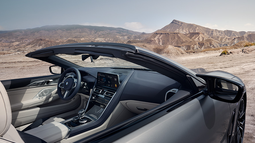 BMW М850і xDrive Cabrio G14 LCI Facelift 2022 у кольорі BMW Individual Frozen Pure Grey metallic, салон з відкритим м’яким дахом