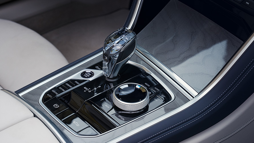 BMW M850i Cabrio G14 LCI Facelift 2022 важіль селектора зі скляним оздобленням CraftedClarity крупним планом