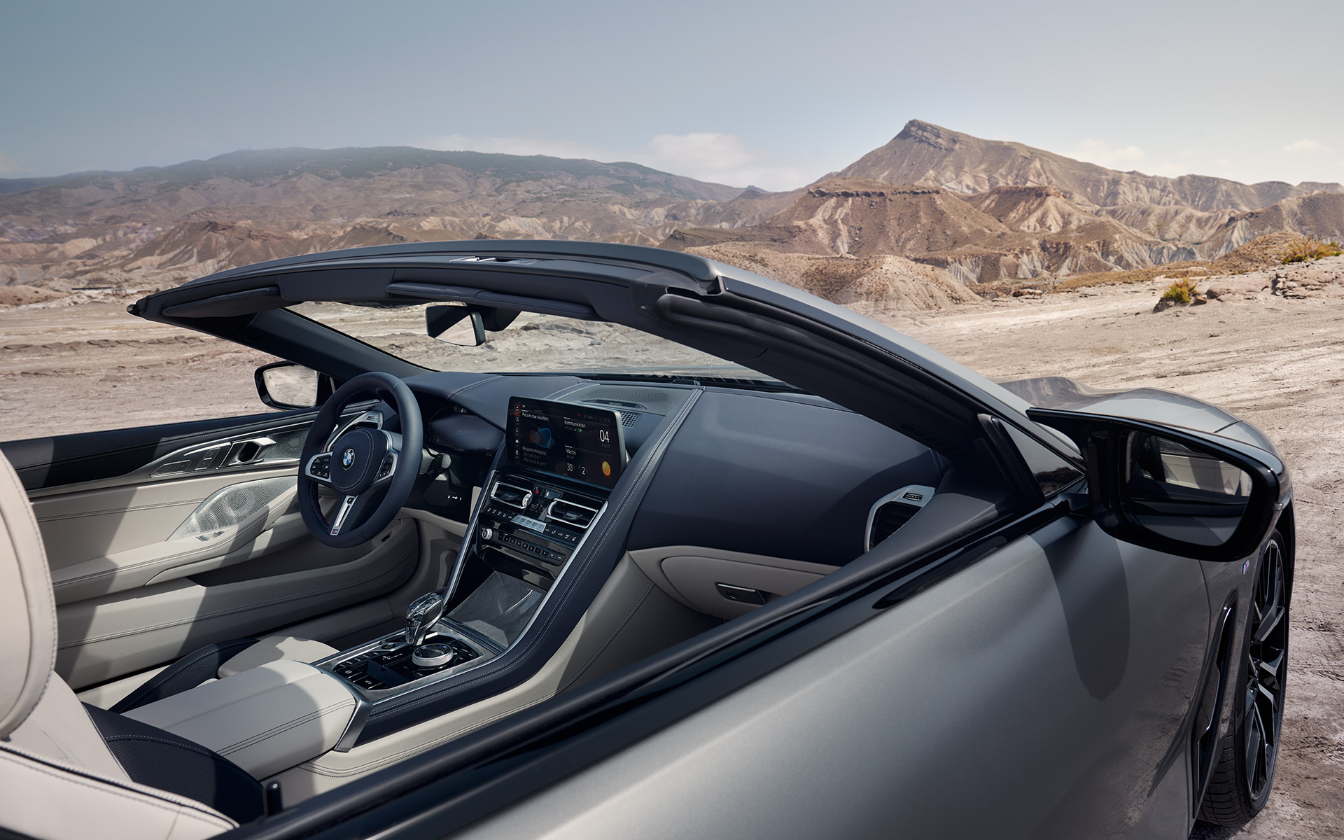 Інтер’єр BMW M850i xDrive Cabrio G14 LCI Facelift 2022 BMW М850і xDrive Cabrio G14 LCI Facelift 2022 у кольорі BMW Individual Frozen Pure Grey metallic, салон з відкритим м’яким дахом