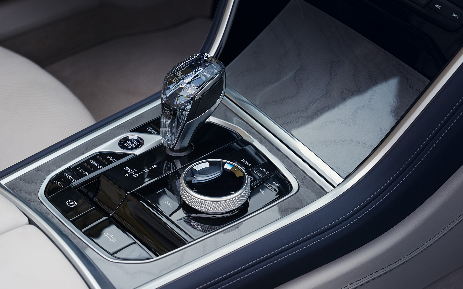 BMW M850i xDrive Cabrio G14 LCI Facelift 2022 Кокпіт BMW M850i Cabrio G14 LCI Facelift 2022 важіль селектора зі скляним оздобленням CraftedClarity крупним планом
