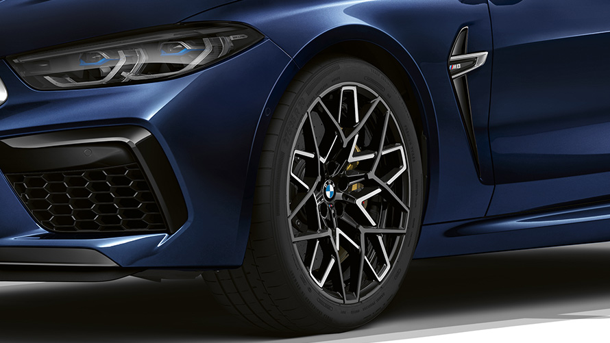 BMW M8 F91 LCI Facelift 2022 кольору BMW Individual tanzanite blue metallic, 20-дюймові легкосплавні М диски Star-spoke 813 M Bicolor зблизька