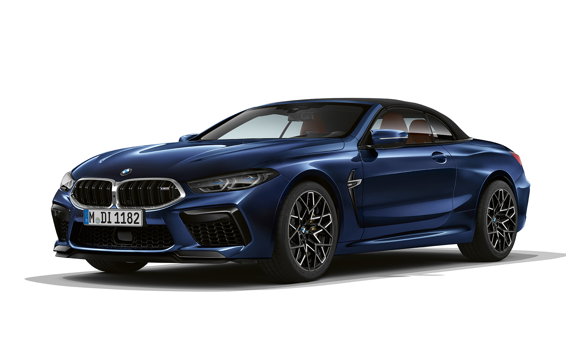 Вид на три чверті спереду BMW M8 Кабріолет F91 LCI Facelift 2022 BMW M8 Cabrio F91 LCI Facelift 2022 кольору BMW Individual Тanzanite blue metallic, вид на три чверті спереду