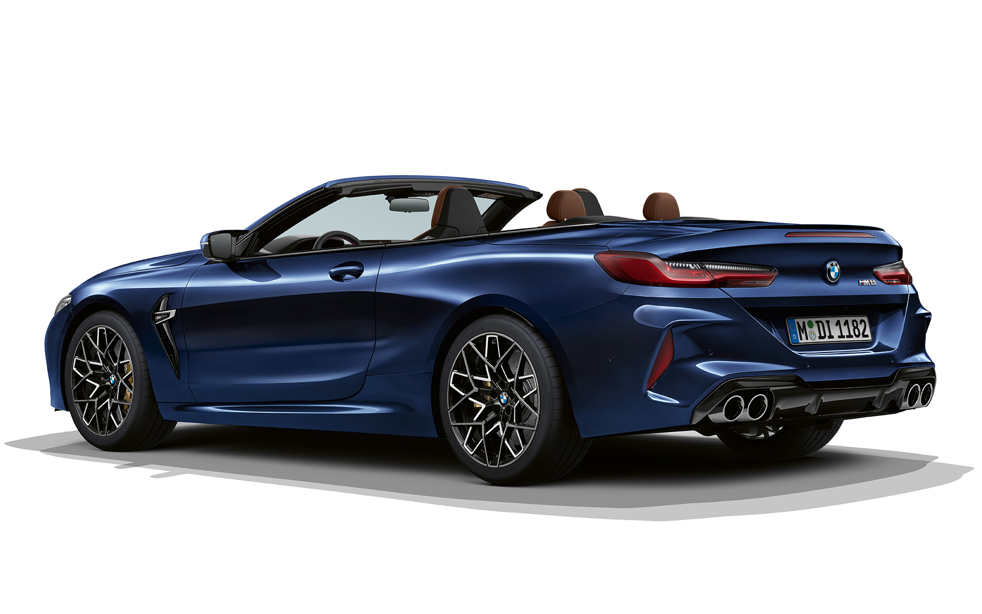 Вид ззаду на три чверті BMW M8 Cabrio F91 LCI Facelift 2022 BMW M8 Cabrio F91 LCI Facelift 2022 кольору BMW Individual Тanzanite blue metallic, вид на три чверті ззаду