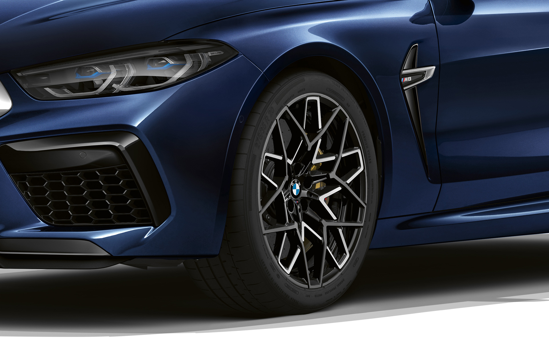 20-дюймові легкосплавні диски М Star-spoke 813 M на BMW M8 F91 LCI Facelift 2022 BMW M8 F91 LCI Facelift 2022 кольору BMW Individual tanzanite blue metallic, 20-дюймові легкосплавні М диски Star-spoke 813 M Bicolor зблизька