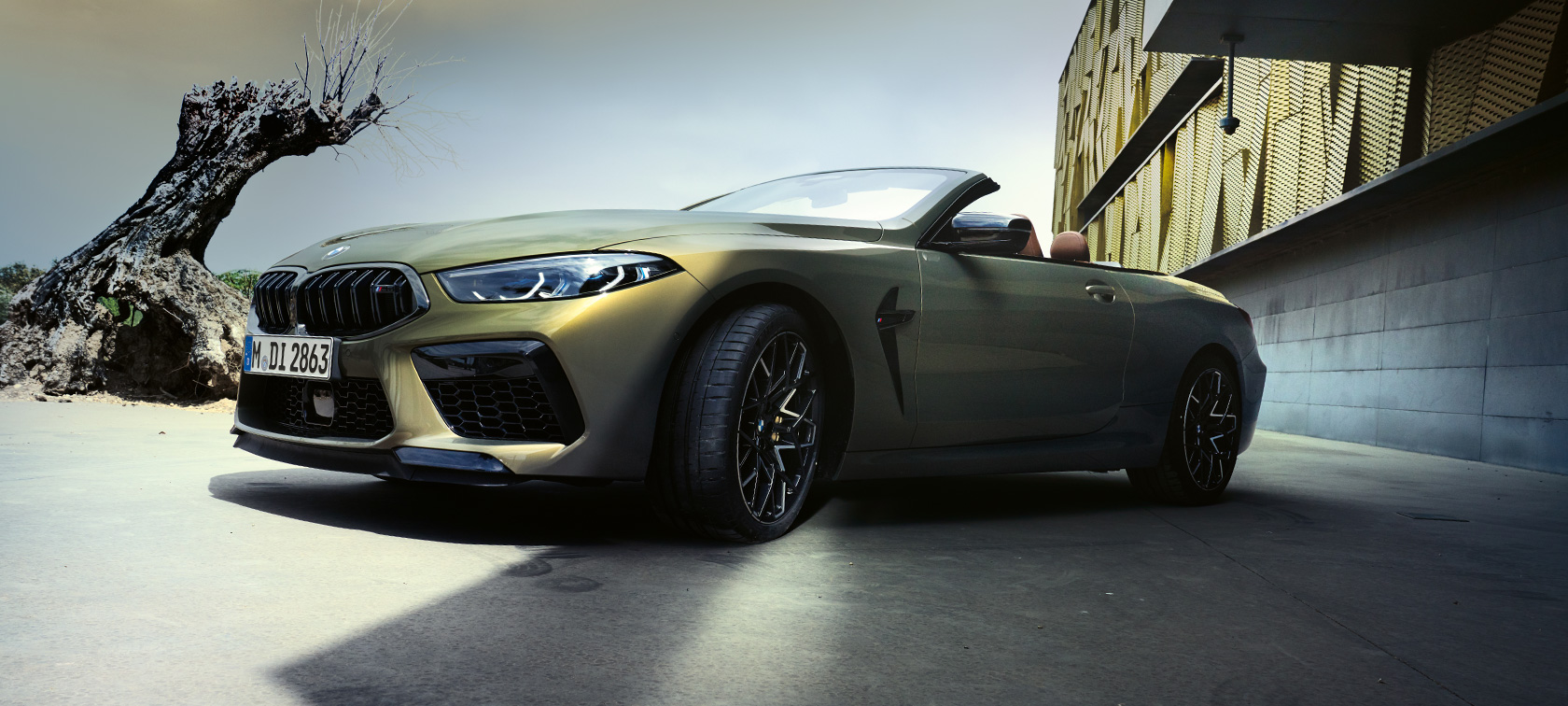 Вид спереду на три чверті BMW M8 Competition Cabrio F91 LCI 2022 BMW M8 Competition Cabrio F91 LCI Facelift 2022 кольору BMW Individual Brass metallic, вид на три чверті спереду знизу