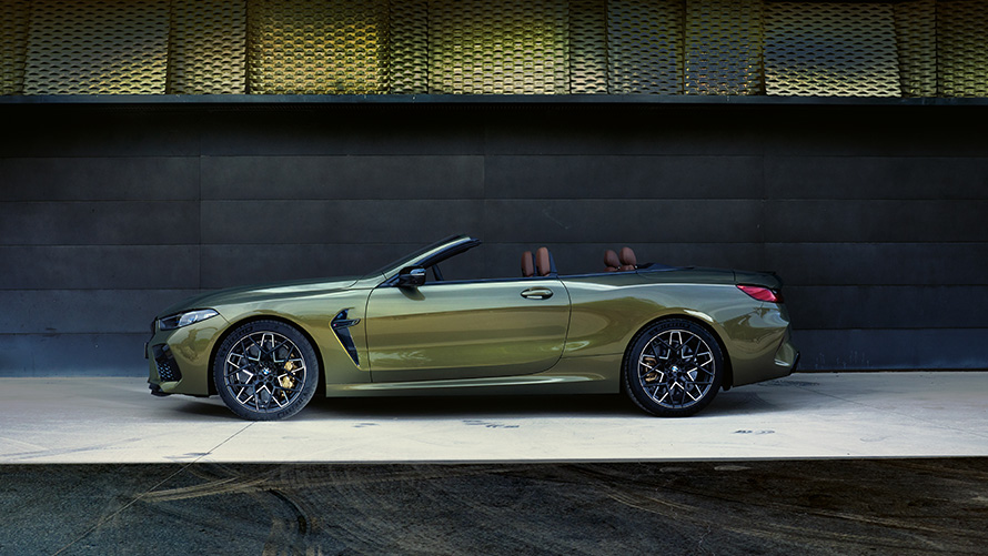 Технічні характеристики BMW M8 Competition Cabrio F91 LCI Facelift 2022 BMW M8 Competition Cabrio F91 LCI Facelift 2022 кольору BMW Individual Brass metallic, вид збоку, технічні характеристики