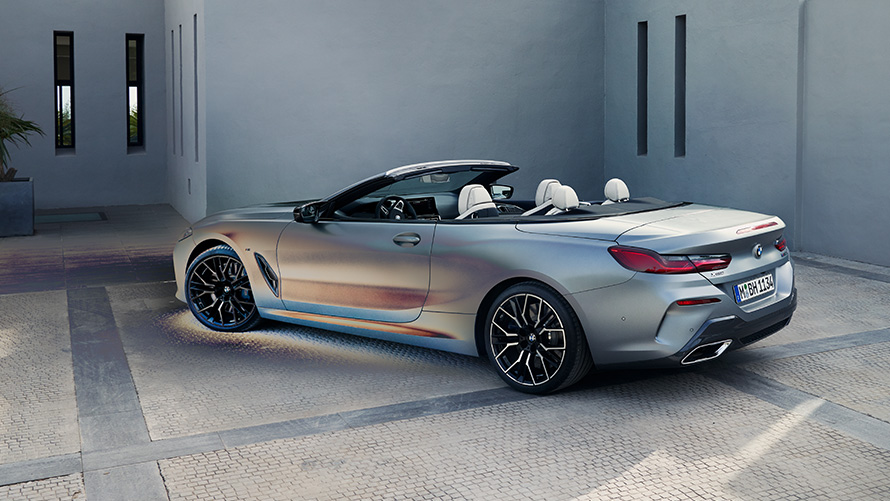 BMW 8 серії Cabrio G14 LCI Facelift у кольорі BMW Individual Frozen Pure Grey metallic, вид ззаду на три чверті