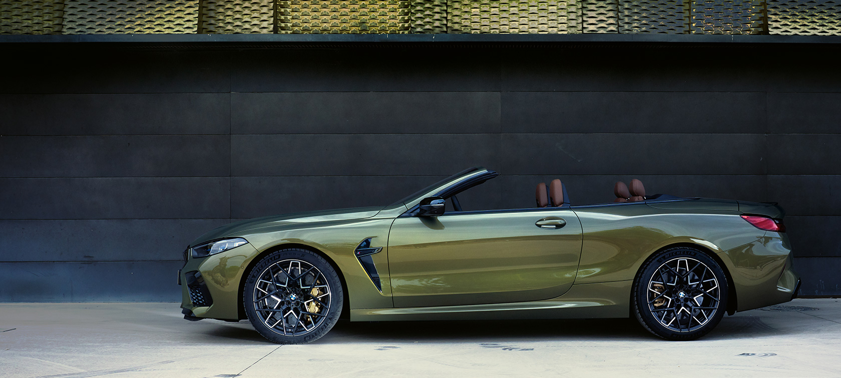 BMW M8 Competition Cabrio F91 LCI Facelift 2022 вид збоку BMW M8 Competition Cabrio F91 LCI Facelift 2022 у кольорі BMW Individual Brass metallic, вид з боку з відкритими дверима разом з моделлю