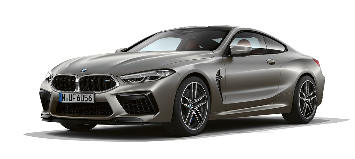 BMW M8 Coupé, вид збоку з поворотом в три чверті з передньою частиною. BMW M8 Coupé в Frozen Dark Silver, вид збоку з поворотом в три чверті з передньою частиною.