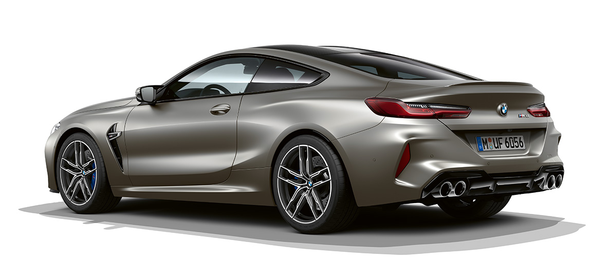 BMW M8 Coupé, вид збоку з поворотом в три чверті з задньої частини. BMW M8 Coupé, вид збоку з поворотом в три чверті з задньої частини.