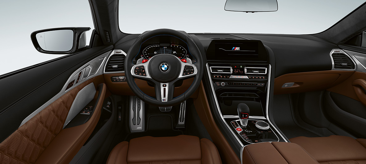 BMW M8 Coupé, кабіна. BMW M8 Coupé, кабіна з шкіряним рульовим колесом M з кнопками M1/M2 червоного кольору.