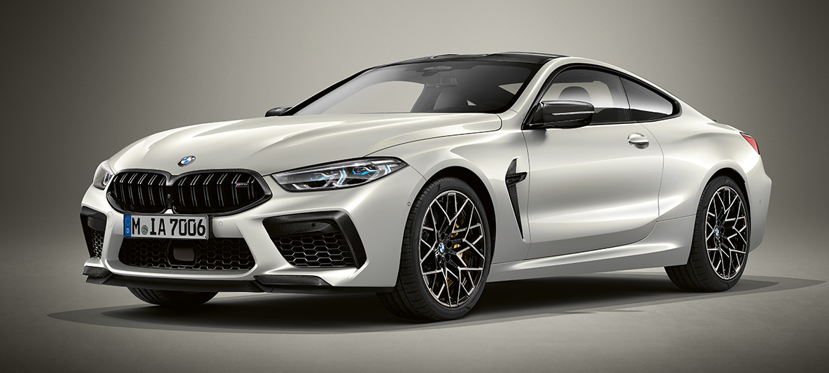 BMW Individual M8 Coupé в BMW Individual Brilliant White металік. BMW Individual M8 Coupé в BMW Individual Brilliant White металік, вид спереду з поворотом в три чверті.