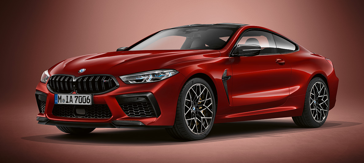 BMW Individual M8 Coupé в BMW Individual Adventurine Red металік. BMW Individual M8 Coupé в BMW Individual Adventurine Red металік, вид спереду з поворотом в три чверті.