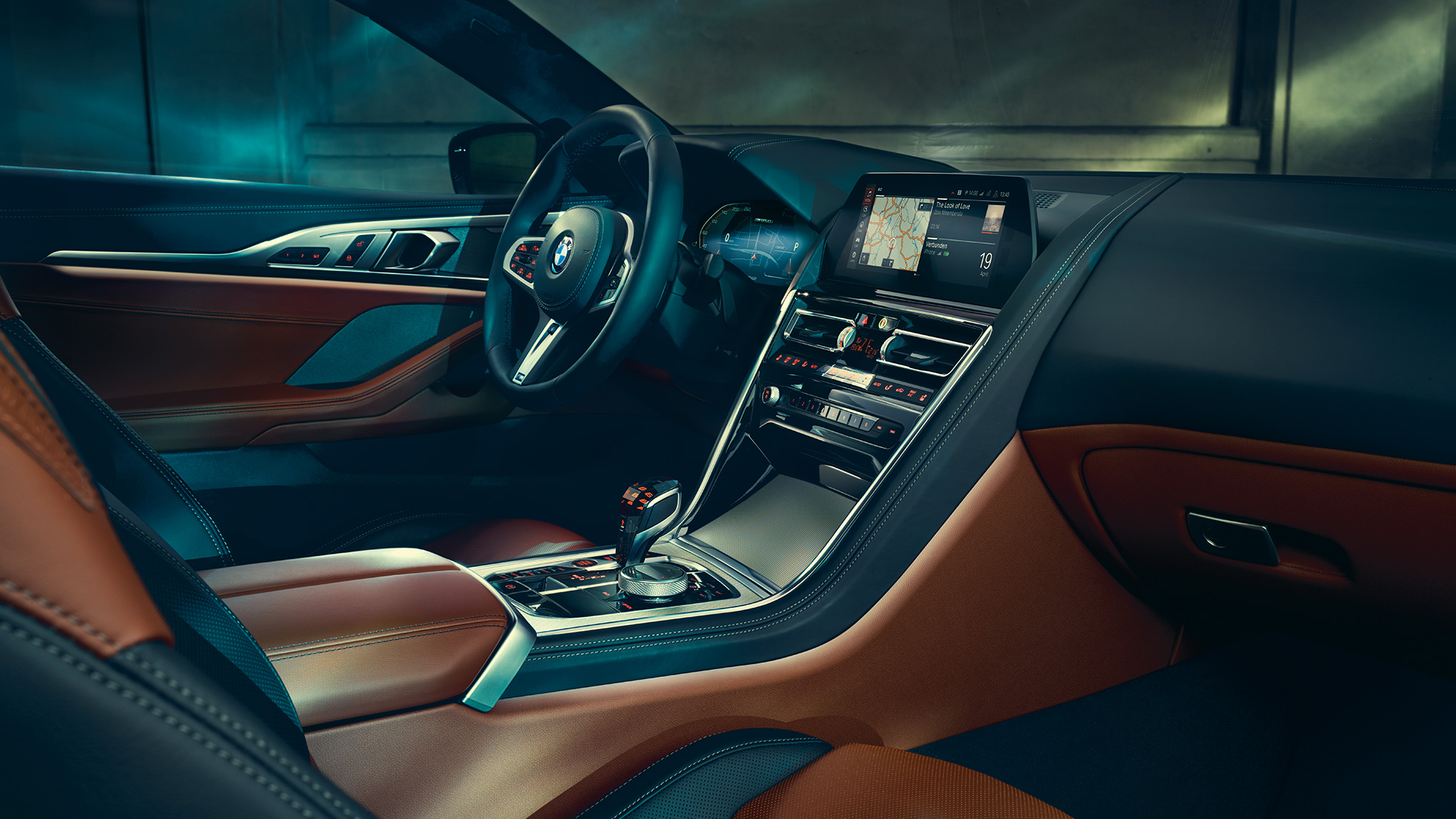 BMW M850i xDrive Coupé, кабіна. BMW M850i xDrive Coupé, кабіна з BMW Live Cockpit Professional і шкіряним рульовим колесом M.