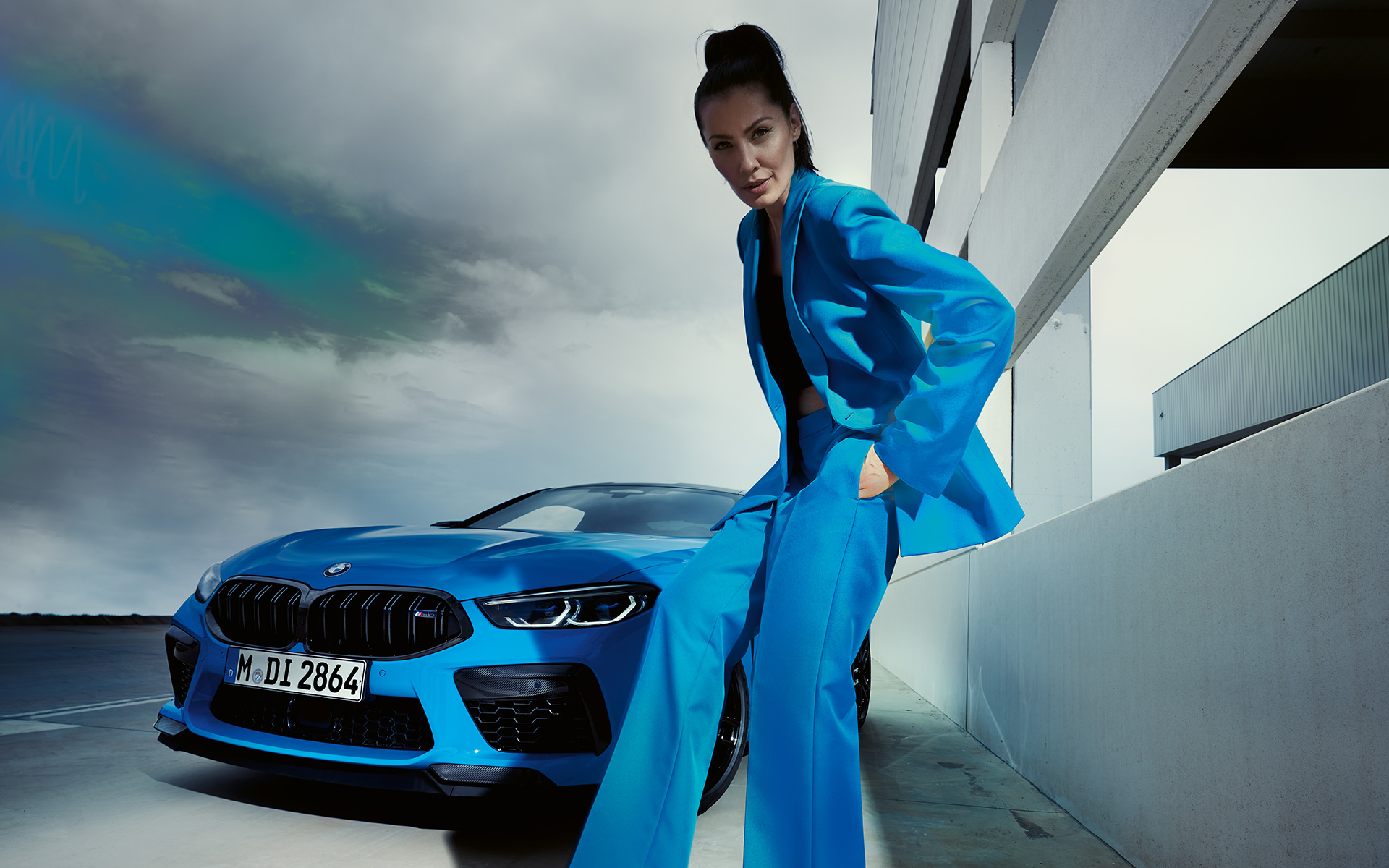 BMW M8 Competition Coupe F92 LCI 2022 вид спереду на три чверті BMW M8 Competition Coupe F92 LCI Facelift 2022 у кольорі BMW Individual Daytona Beach Blue, вид спереду на три чверті з моделлю