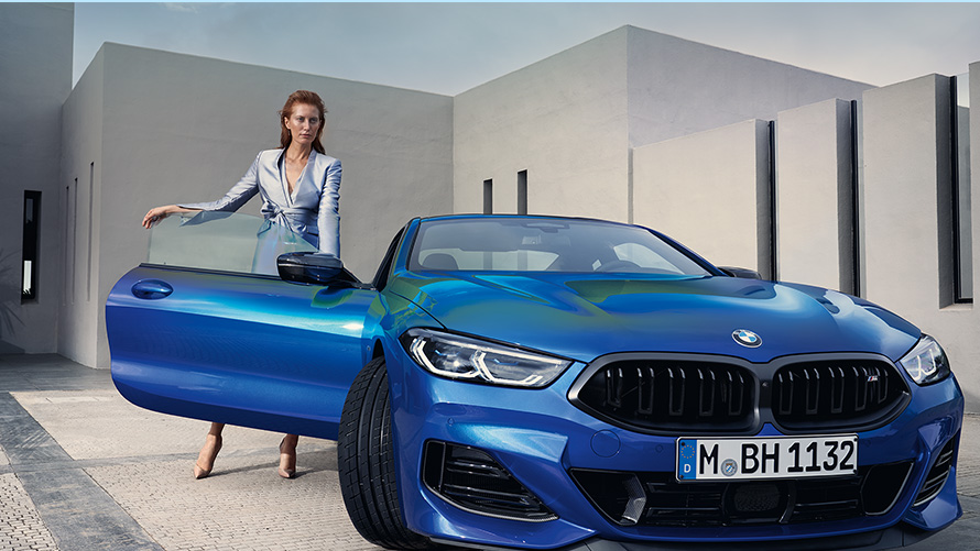 BMW xDrive Coupe G15 LCI Facelift 2022 M у кольорі Portimao Blue metallic, вигляд спереду з моделлю та відкритими передніми дверима