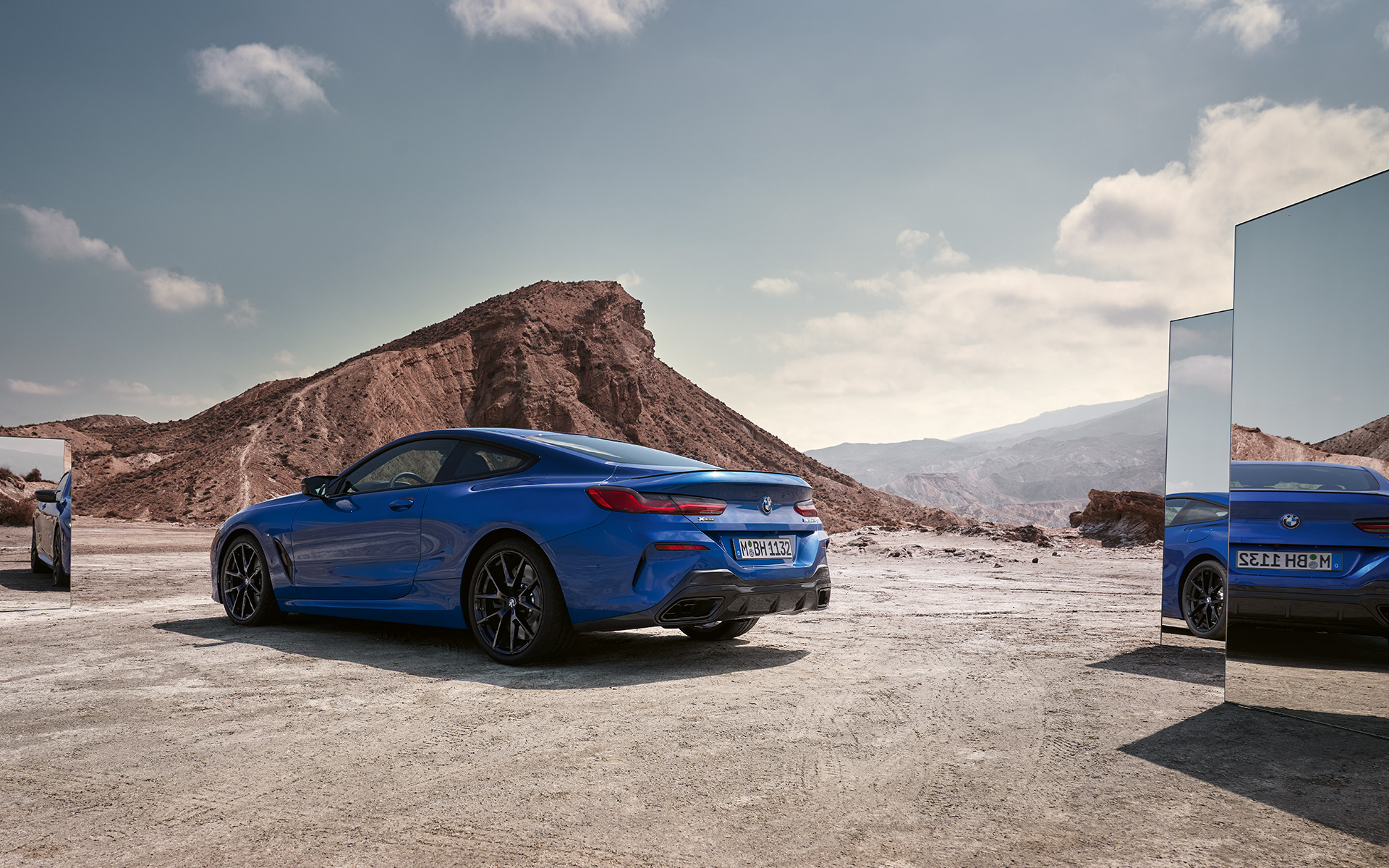 BMW M850i xDrive Coupe G15 Facelift LCI вид ззаду BMW xDrive Coupe G15 LCI Facelift 2022 M у кольорі Portimao Blue metallic, вигляд ззаду з дзеркалами