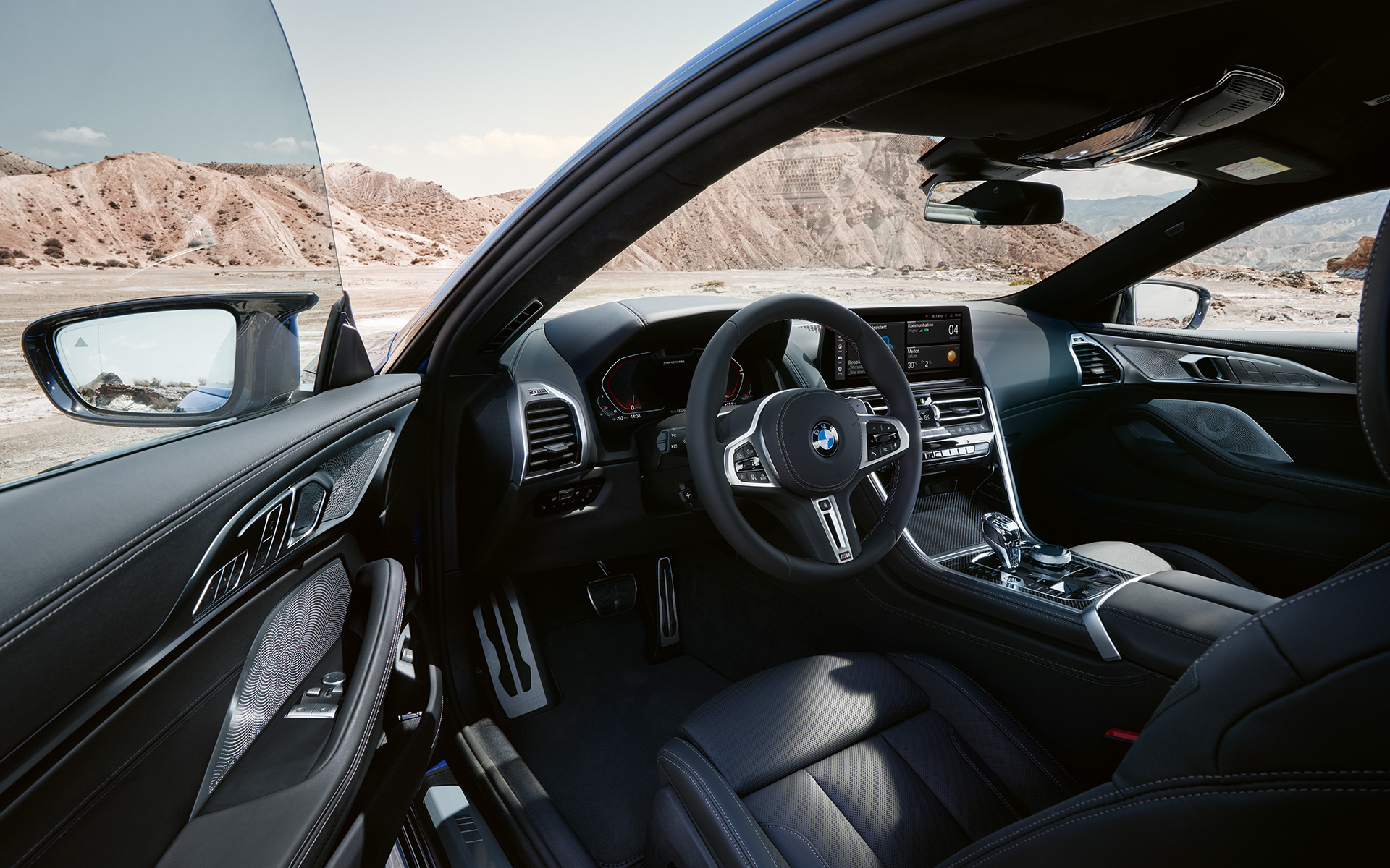 BMW M850i xDrive Coupe G15 LCI Facelift 2022 орієнтований на водія кокпіт зі шкіряним кермом М BMW M850i xDrive Coupe G15 LCI Facelift 2022 орієнтований на водія кокпіт зі шкіряним кермом М та відкритими передніми дверима
