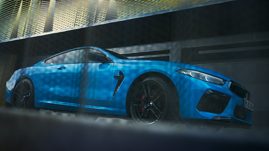 BMW M8 Competition Coupe F92 LCI Facelift 2022 у кольорі Daytona Beach Blue metallic, вид збоку на три чверті з низького ракурсу BMW M8 Competition Coupe F92 LCI Facelift 2022 у кольорі Daytona Beach Blue metallic, вид збоку на три чверті з низького ракурсу