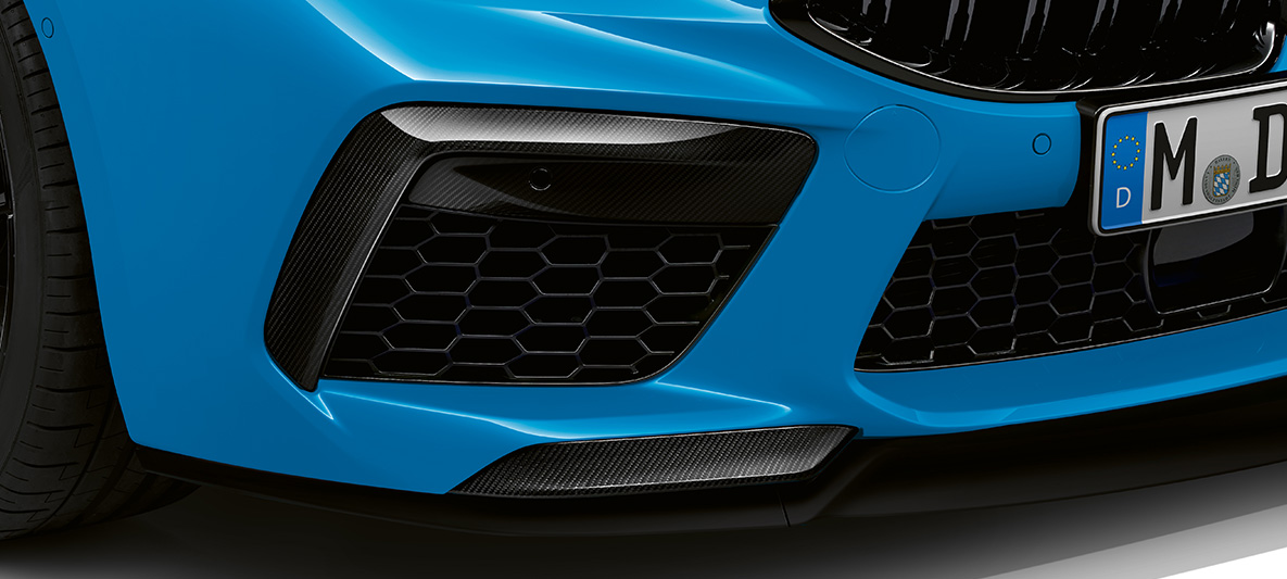 Накладки з вуглецевого волокна на бічних повітрозабірниках BMW M8 Competition Coupe F92 LCI 2022 вид спереду на три чверті BMW M8 Competition Coupe F92 LCI Facelift 2022 у кольорі BMW Individual Daytona Beach Blue, вид спереду на три чверті накладки з вуглецевого волокна на бічних повітрозабірниках