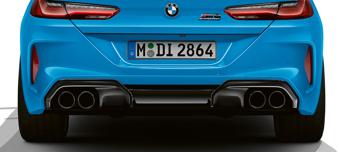 Вставка дифузора з пластику, армованого вуглецевим волокном BMW M8 Competition Coupe F92 LCI Facelift 2022 у кольорі Daytona Beach Blue BMW M8 Competition Coupe F92 LCI Facelift 2022 у кольорі BMW Individual Daytona Beach Blue, вид на вставку дифузора заднього фартуха з пластику, армованого вуглецевим волокном