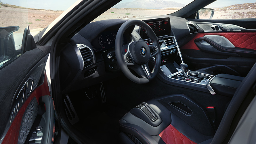 BMW M8 Competition Gran Coupe F93 LCI 2022 вид на бічну частину салону з відкритими дверима