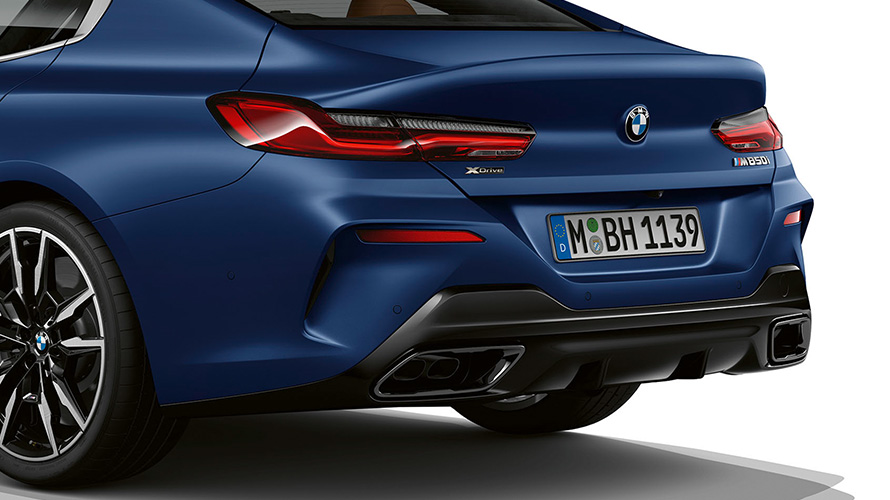 BMW M850i xDrive Coupe G16 LCI Facelift 2022 вид на три чверті ззаду зблизька