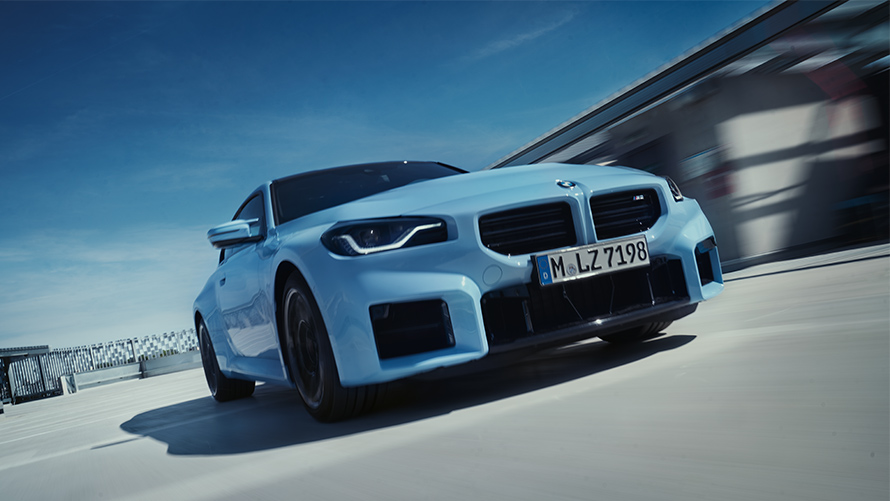 BMW M2 F87 вид сбоку, в движении на улице BMW M Серии BMW M2 F87 вид сбоку, в движении на улице