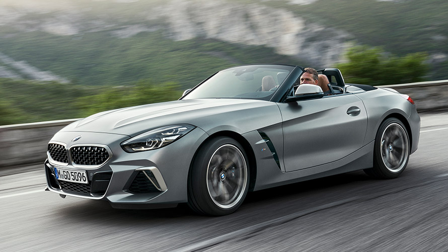 BMW Z4 M G29 вид сбоку в три четверти, в движении на улице BMW M Серии BMW Z4 M G29 вид сбоку в три четверти, в движении на улице