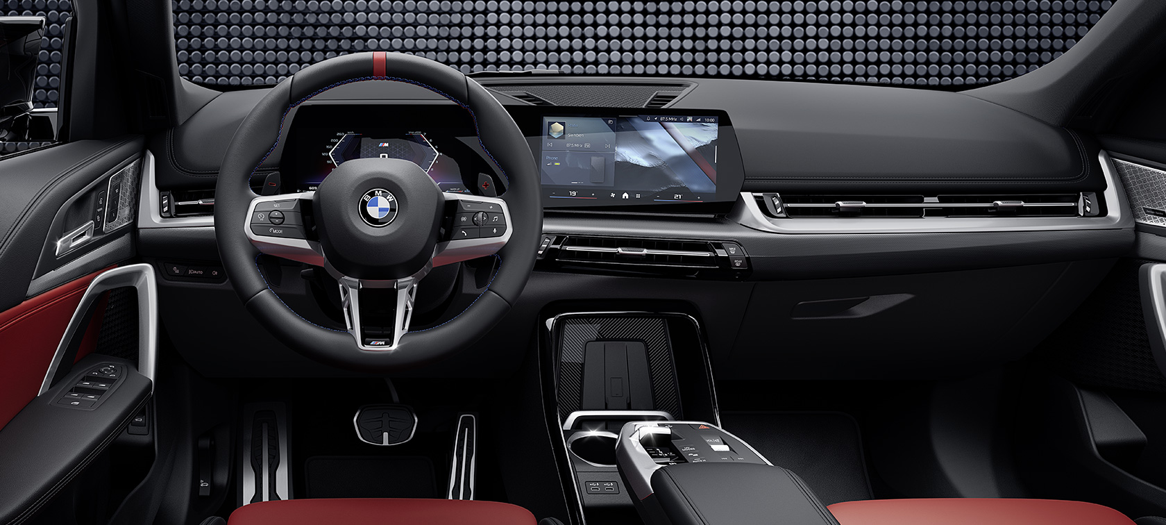BMW X1 M35i xDrive, інтер’єр, кермо і дисплей BMW X1 M35i xDrive, деталь, інтер’єр, кермо і дисплей