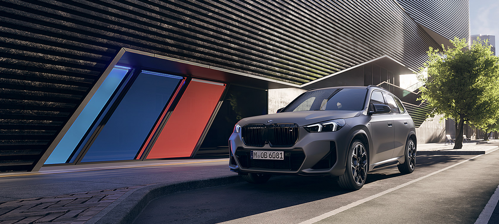 BMW X1 M35i xDrive, вид спереду в три чверті на місці