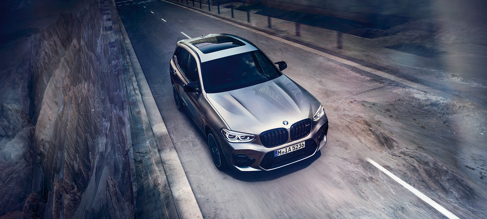 BMW X3 M Competition, з висоти пташиного польоту. BMW X3 M Competition в Donington Grey металік, екстер’єр, з висоти пташиного польоту спереду.