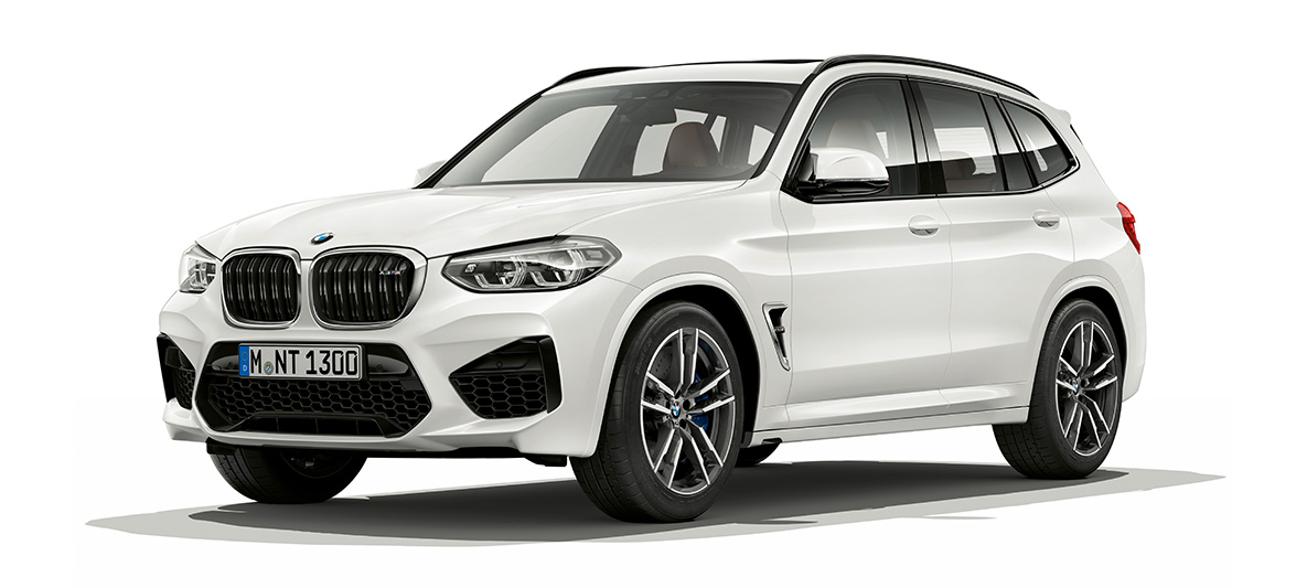 BMW X3 M, вид збоку з поворотом в три чверті. BMW X3 M в Alpine White, екстер'єр, вид збоку з поворотом в три чверті.