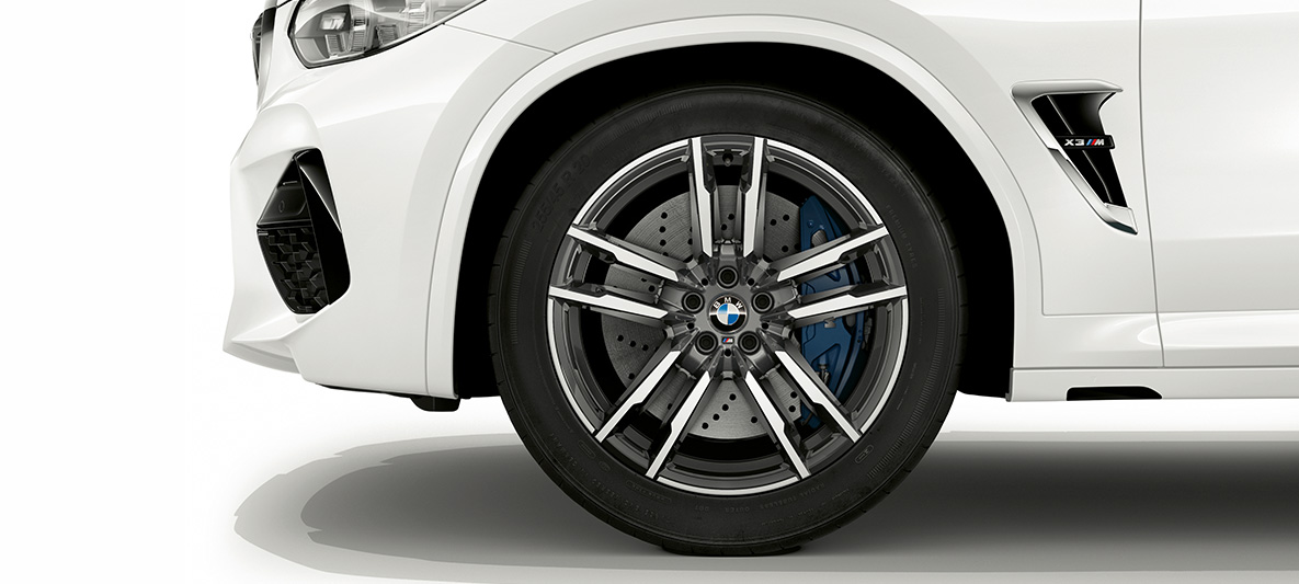 BMW X3 M, 20-дюймові легкосплавні диски M в кольорі Orbit Grey. BMW X3 M в Alpine White, екстер'єр, 20-дюймові легкосплавні диски в Orbit Grey.