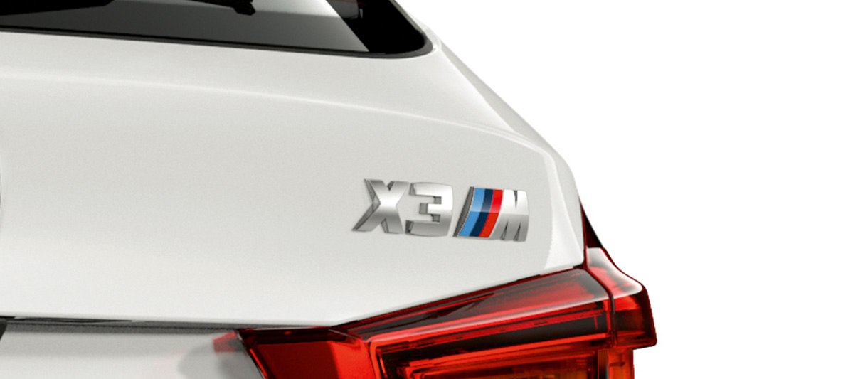 BMW X3 M, позначення моделі. BMW X3 M в Alpine White, екстер'єр, задня частина з позначенням моделі.