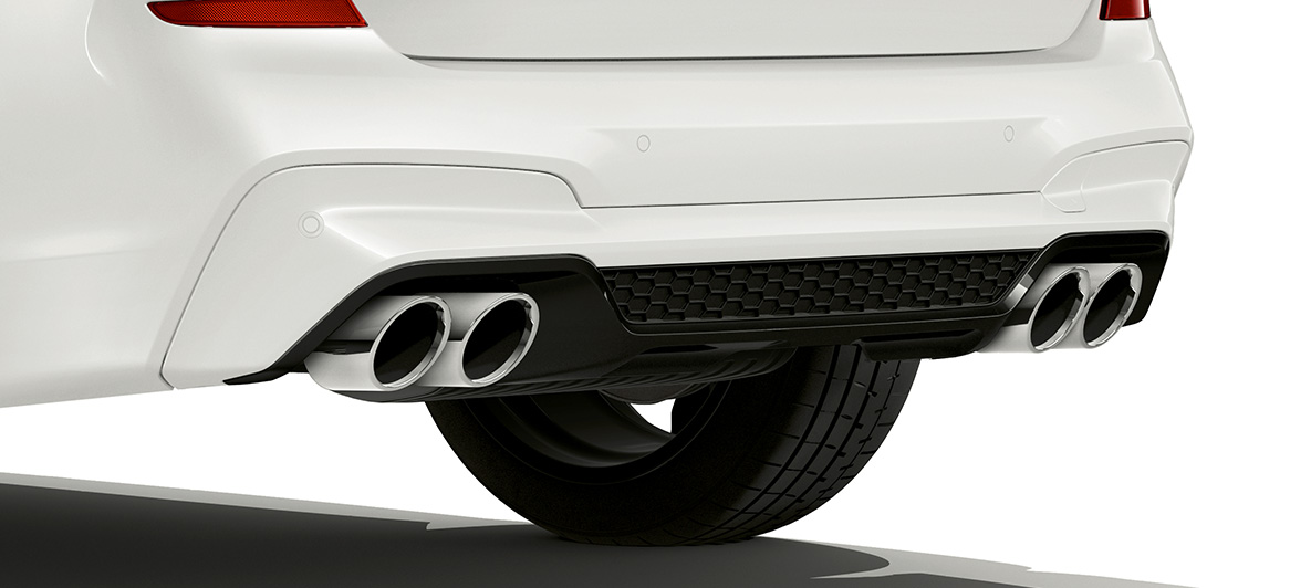 BMW X3 M, задня частина з хромованими вихлопними трубами. BMW X3 M в Alpine White, екстер'єр, задня частина з хромованими вихлопними трубами.