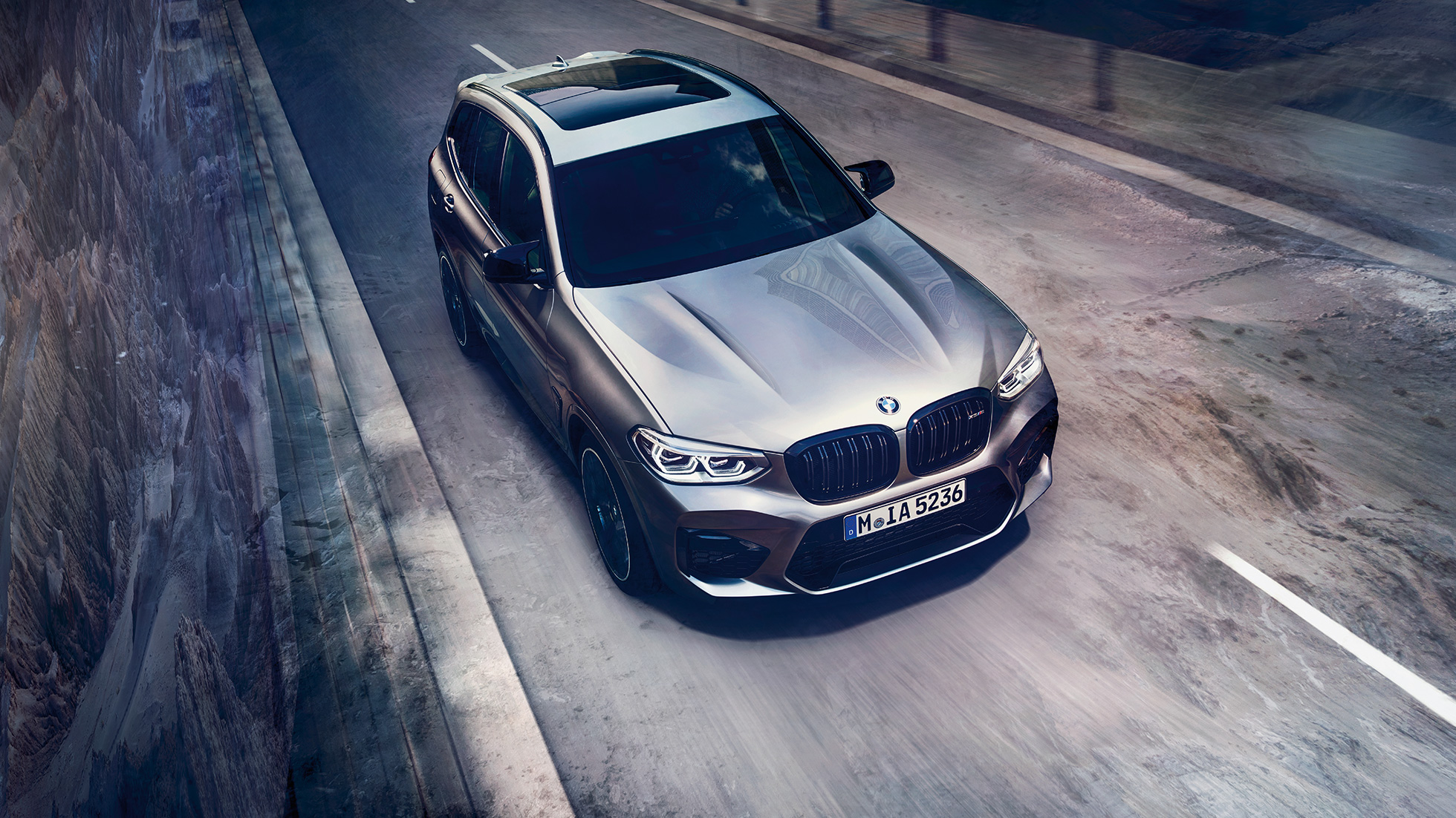 BMW X3 M Competition, з висоти пташиного польоту. BMW X3 M Competition в Donington Grey металік, екстер’єр, з висоти пташиного польоту спереду.